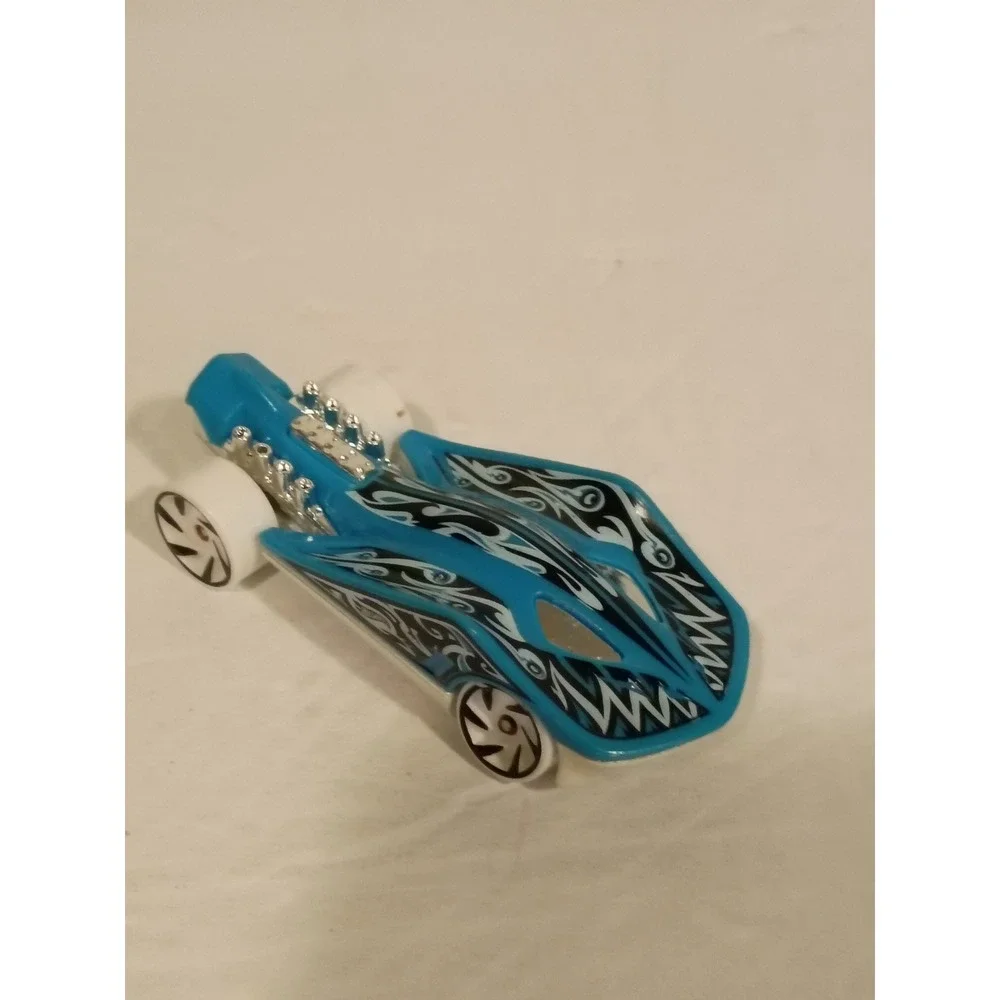 Hot Wheels Super Stinger Blue Tribal Flames Chrome Engine FJX42 2017 Mattel